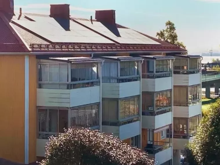 Wettergrens tak utför solenergiprojekt för Riksbyggen