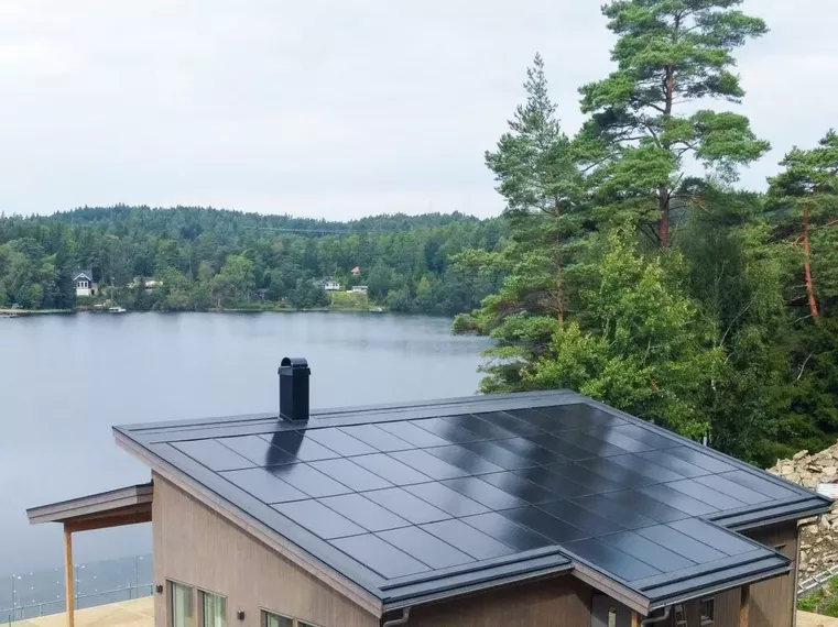 Först i världen med prefabricerade solcellstak