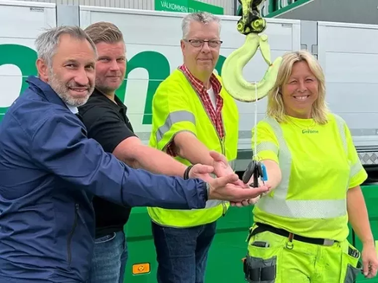 Derome visar vägen med första kranbilen på el