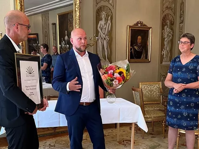 Peter Mossbrant och Magnus Andersson från Derome tar emot priset från Brittis Benzler landshövding i Halland. Foto: Emma Gunnarsson.