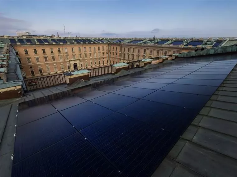 Stor energibesparing med nya solceller på Stockholms slott