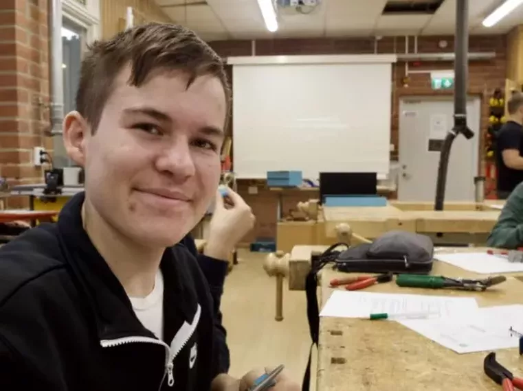 Lektion i plåtslageri väcker intresse för framtidsyrke